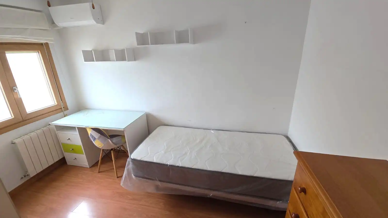 Dormitori de Apartament de lloguer en Cáceres amb Aire condicionat, Calefacció i Moblat
