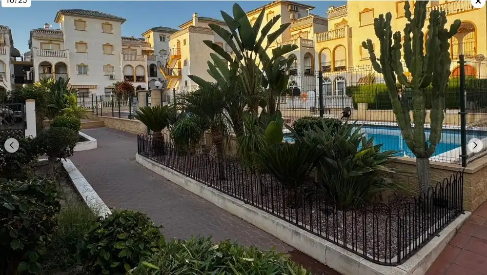 Vista exterior de Dúplex en venta en Torrevieja con Terraza, Piscina y Amueblado
