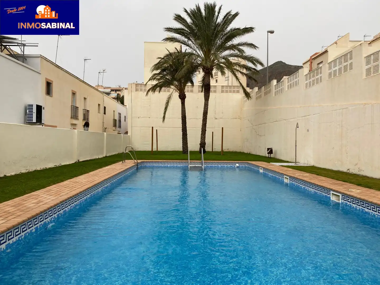 Piscina de Casa adosada en venda en Roquetas de Mar amb Aire condicionat, Calefacció i Terrassa