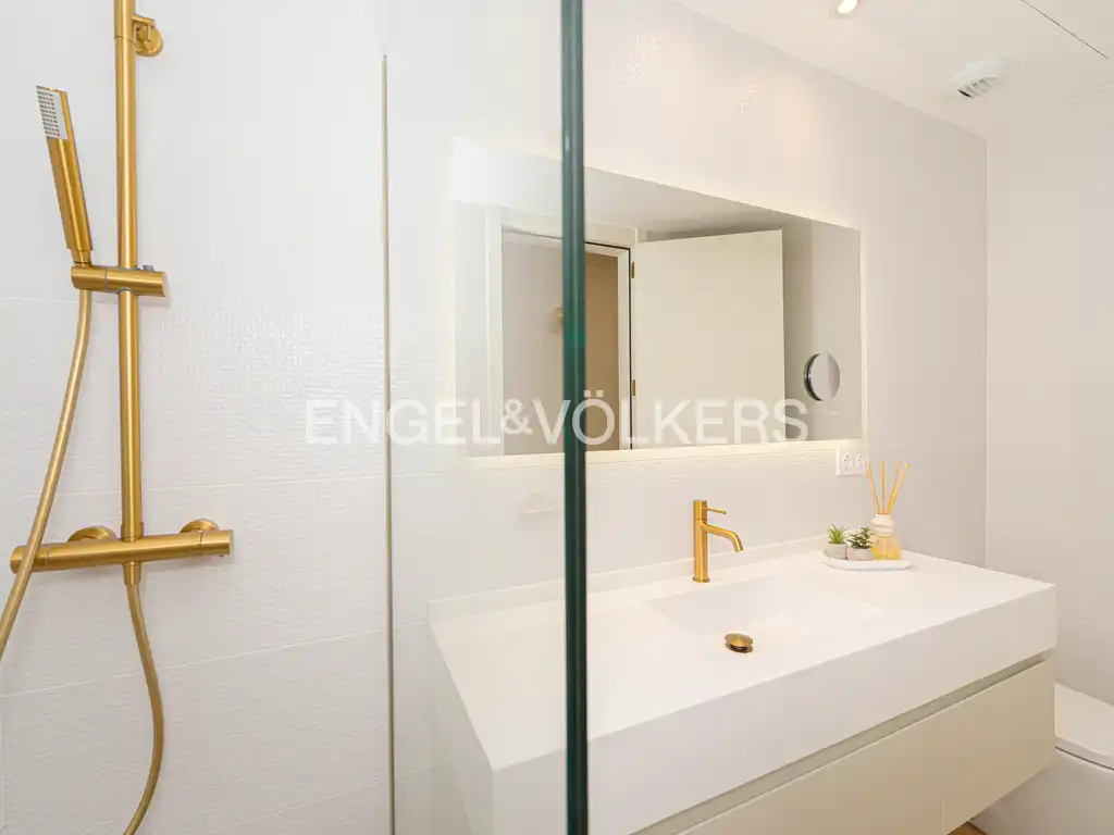 Bathroom of Flat for sale in Benidorm  with Air Conditioner, Terrace and Jacuzzi