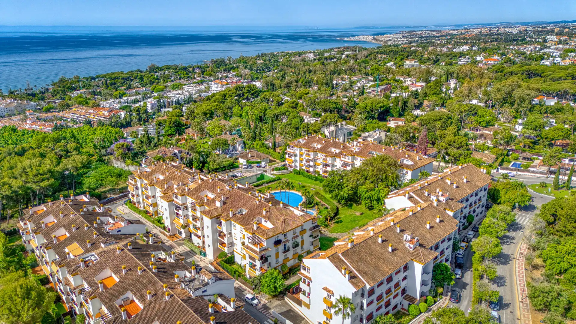 Vista exterior de Planta baixa en venda en Marbella amb Aire condicionat, Jardí privat i Terrassa