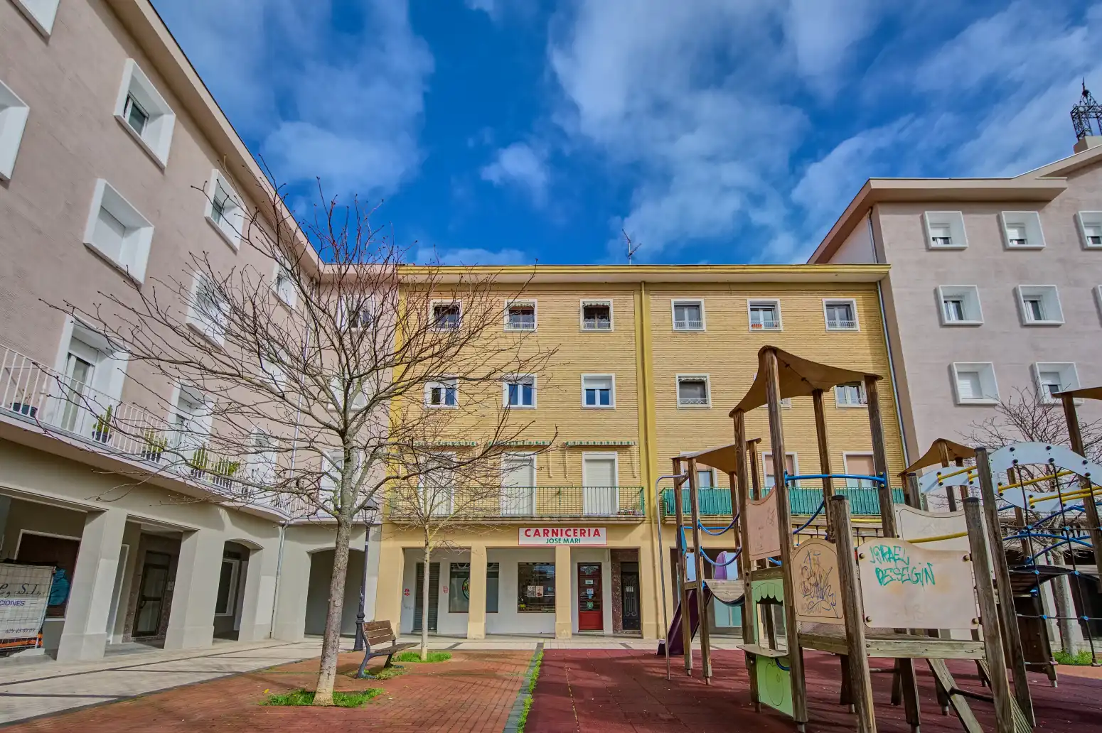 Vista exterior de Piso en venta en  Pamplona / Iruña con Calefacción y Parquet