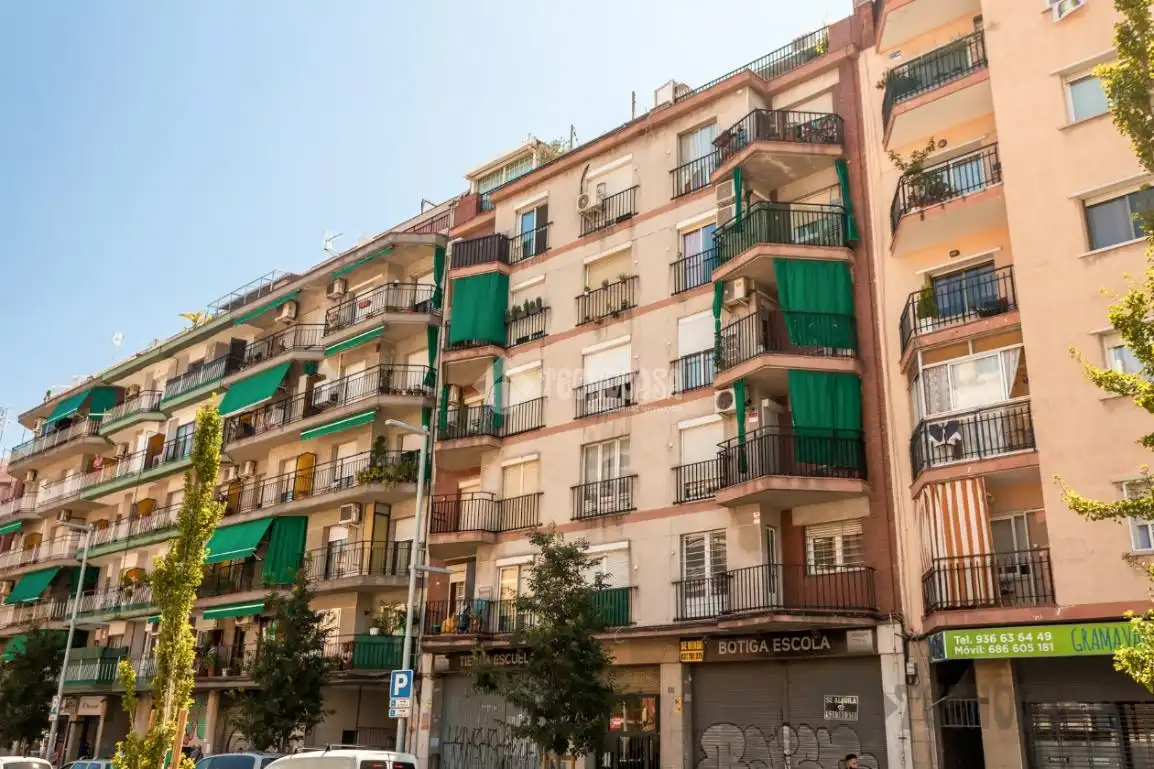Vista exterior de Pis en venda en Santa Coloma de Gramenet amb Aire condicionat, Calefacció i Balcó