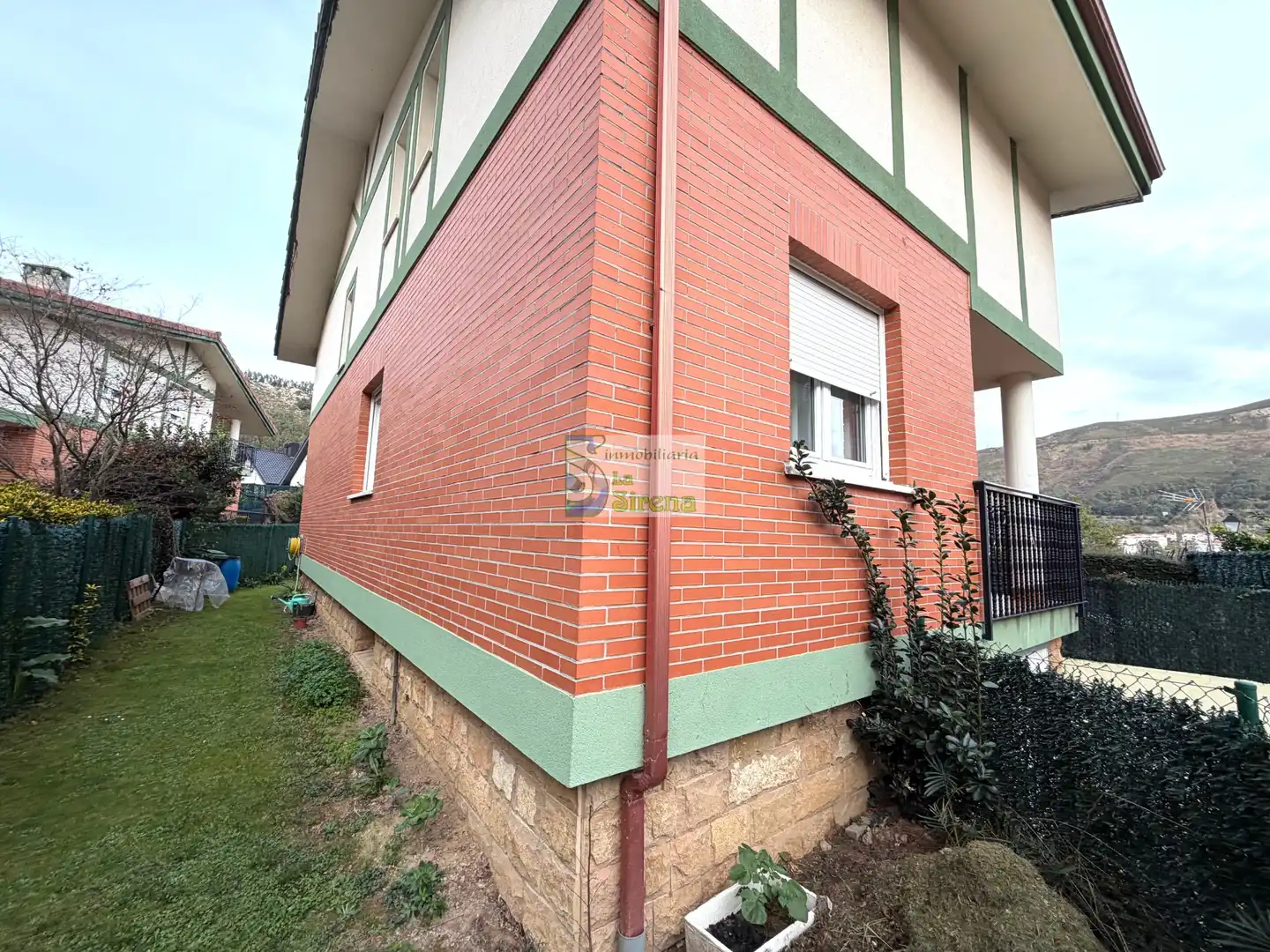 Vista exterior de Casa o xalet en venda en Castro-Urdiales amb Calefacció, Jardí privat i Terrassa
