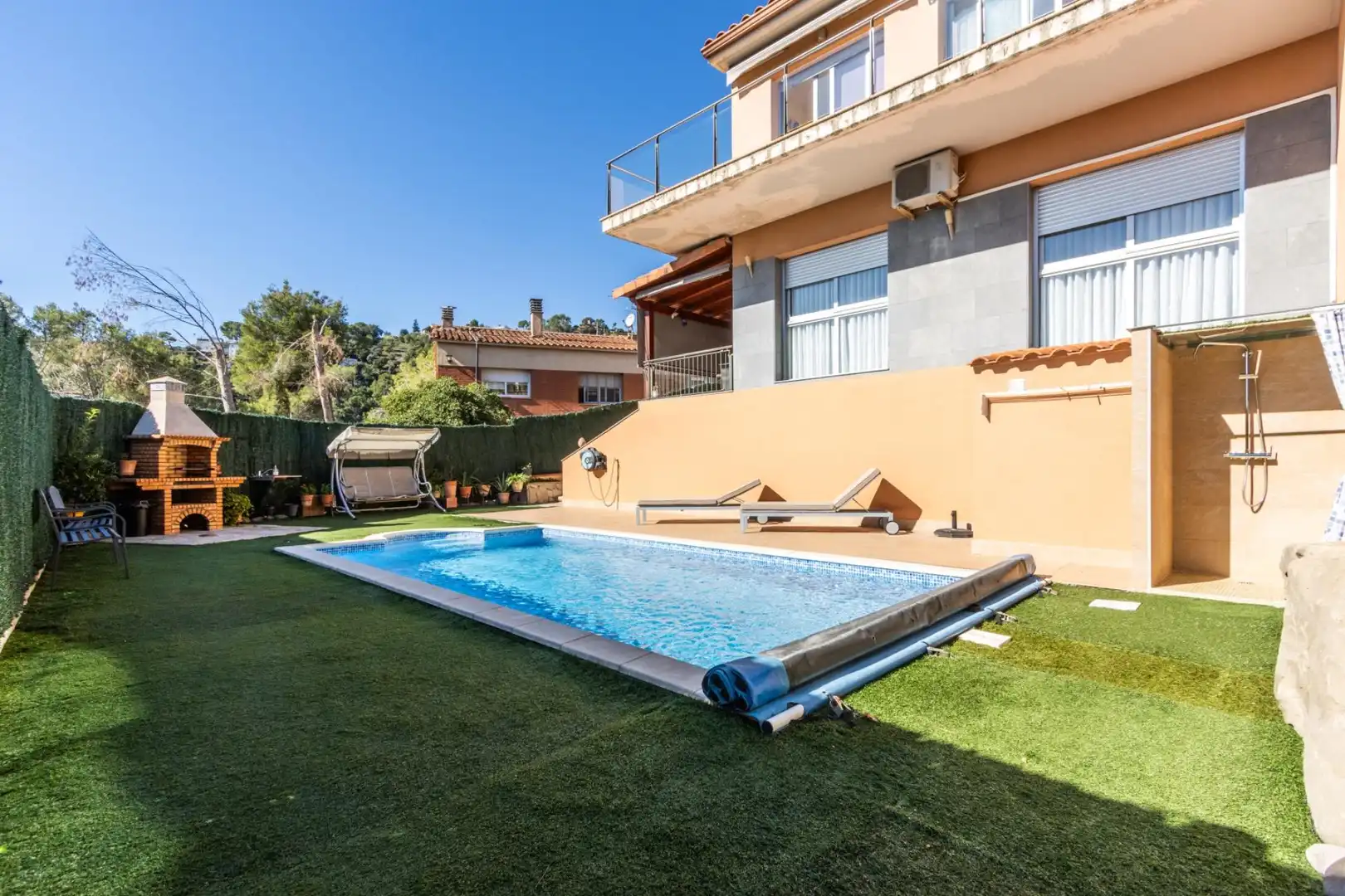 Piscina de Casa adosada en venda en Castellar del Vallès amb Aire condicionat, Calefacció i Terrassa