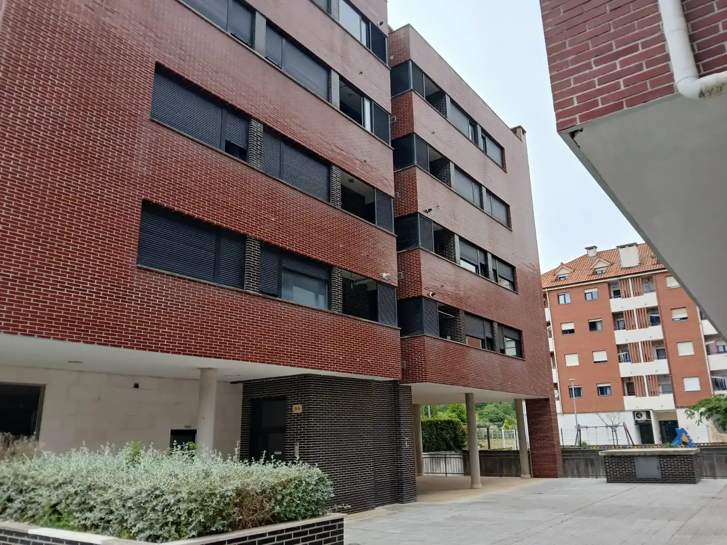 Vista exterior de Piso en venta en Medio Cudeyo con Calefacción, Parquet y Balcón