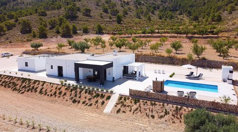 Moderna villa nueva de 3 dormitorios y 3 baños con piscina y garaje lista en 2 meses, cerca de Pinoso.