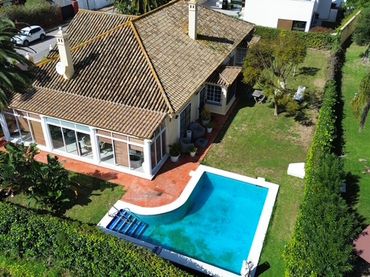 Chalet con piscina en venta en Calle Aníbal 7