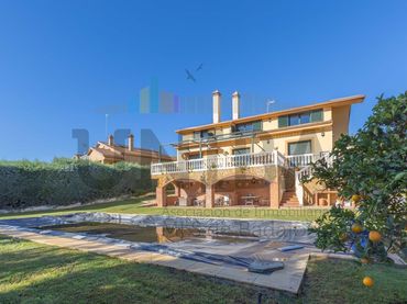 Detached house with pool for sale in Golf Guadiana