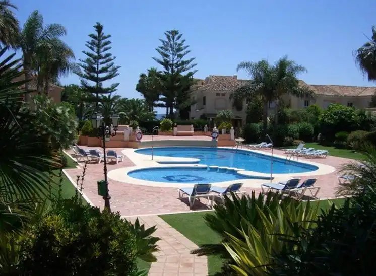 Jardí de Casa adosada de lloguer en Estepona amb Aire condicionat, Terrassa i Moblat