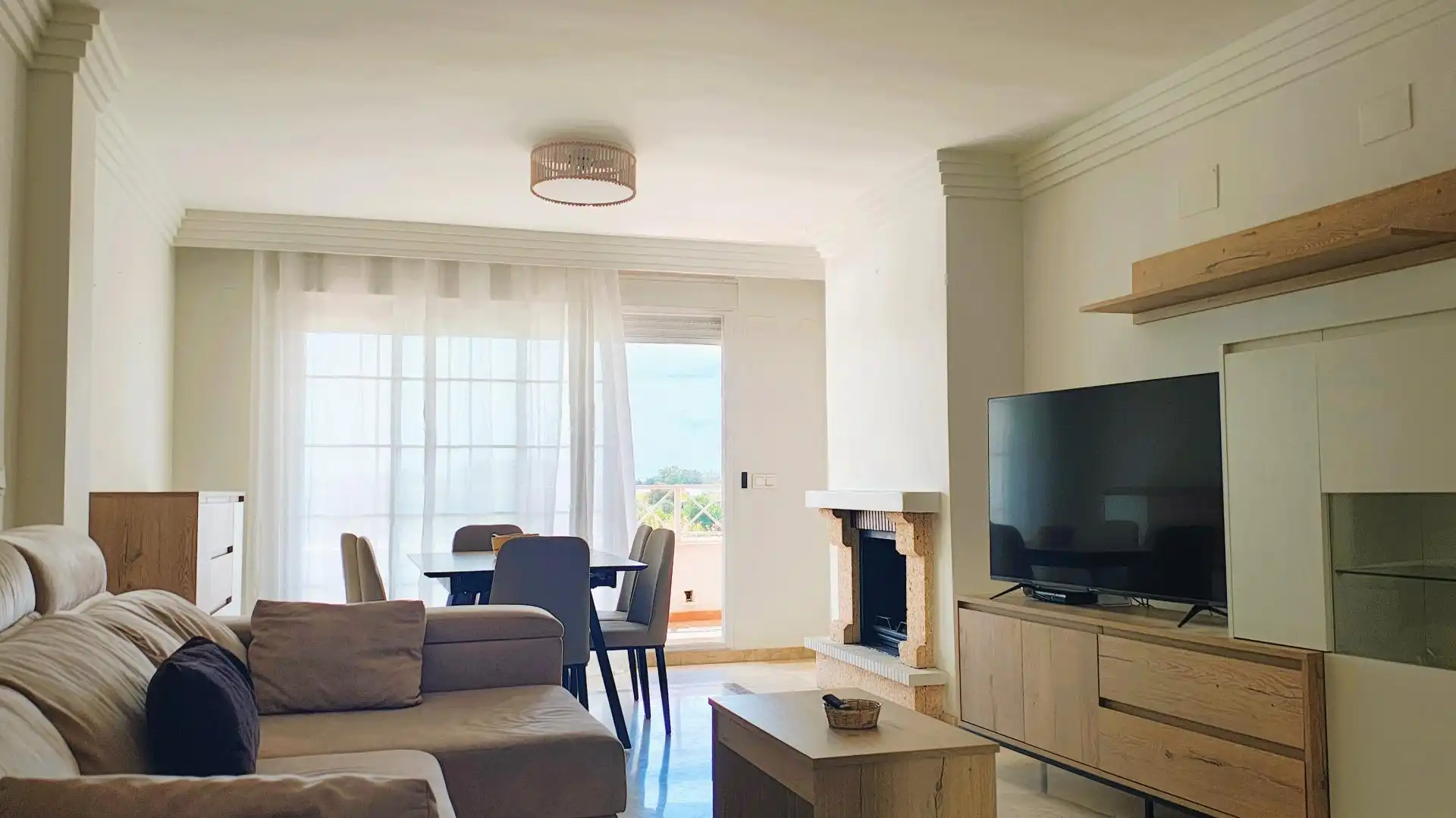Wohnzimmer von Wohnungen zum Verkauf in Marbella mit Klimaanlage, Privatgarten und Terrasse