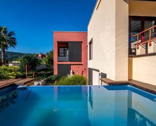 Piscina de Casa adosada de lloguer en Estepona amb Aire condicionat, Calefacció i Jardí privat