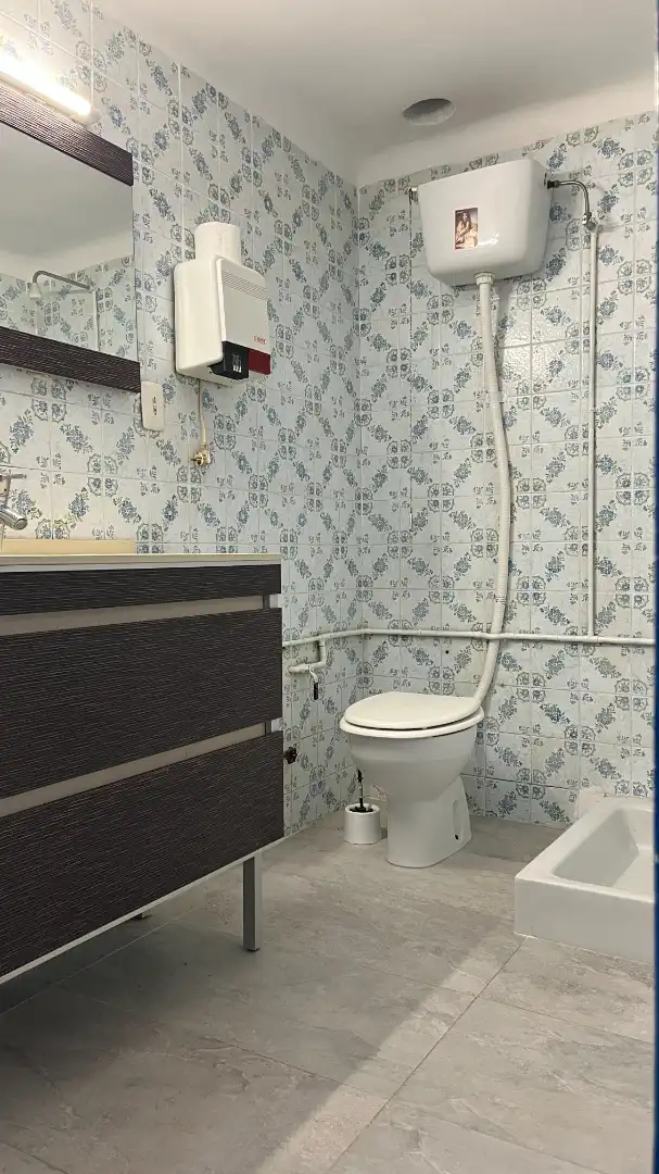 Bathroom of Commercial properties for rent in Valencia  with Air Conditioner and Alarm