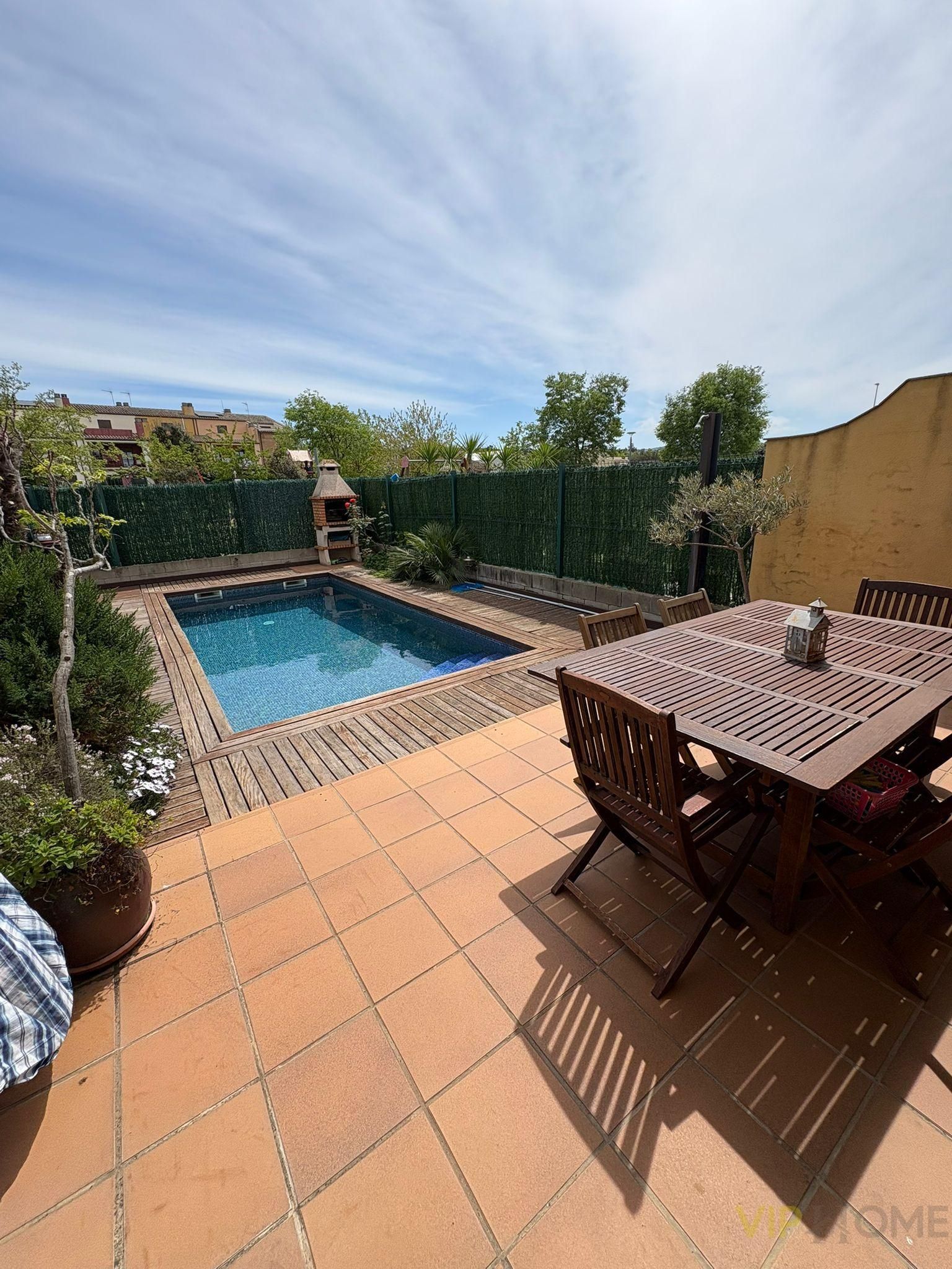 Casa adosada en venta en maria gay , 27
