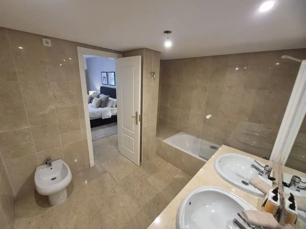 Bany de Apartament de lloguer en Marbella amb Aire condicionat, Calefacció i Terrassa