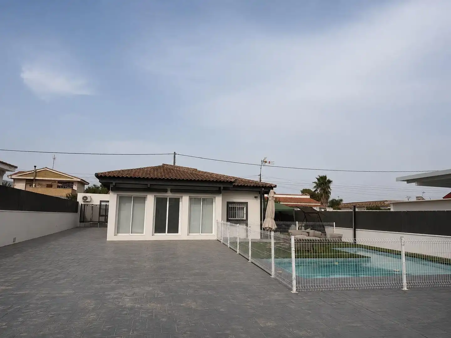Vista exterior de Casa o xalet de lloguer en Bétera amb Aire condicionat, Traster i Piscina