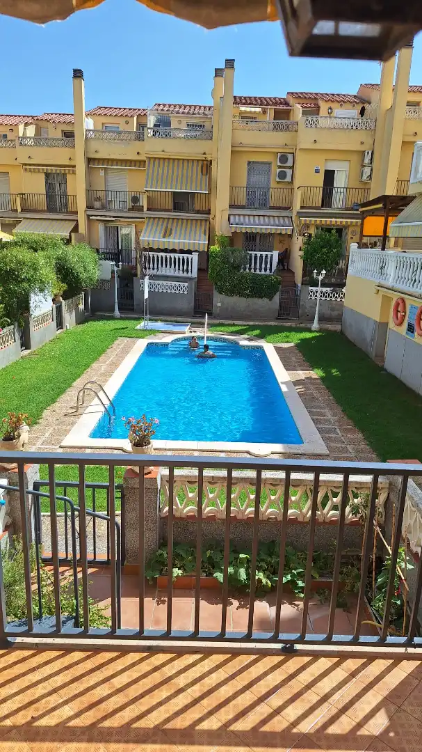 Schwimmbecken von Einfamilien-Reihenhaus zum Verkauf in Torredembarra mit Heizung, Privatgarten und Terrasse