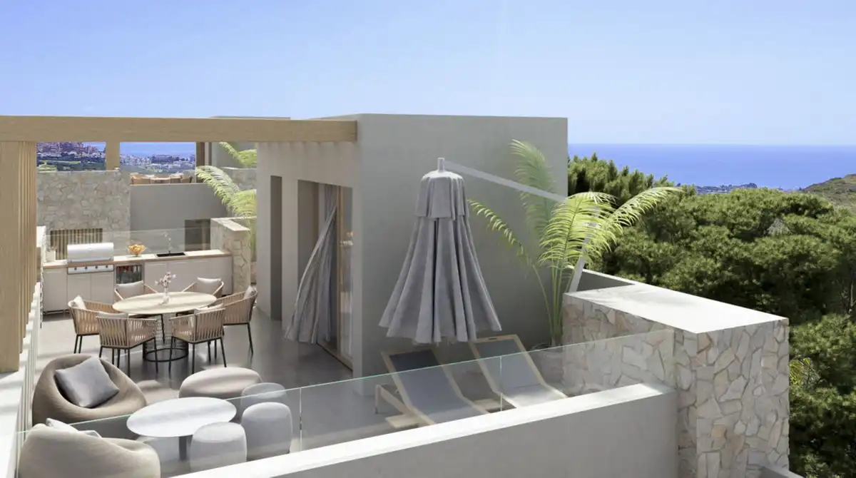 Terrasse von Einfamilien-Reihenhaus zum Verkauf in Manilva mit Klimaanlage, Privatgarten und Abstellraum
