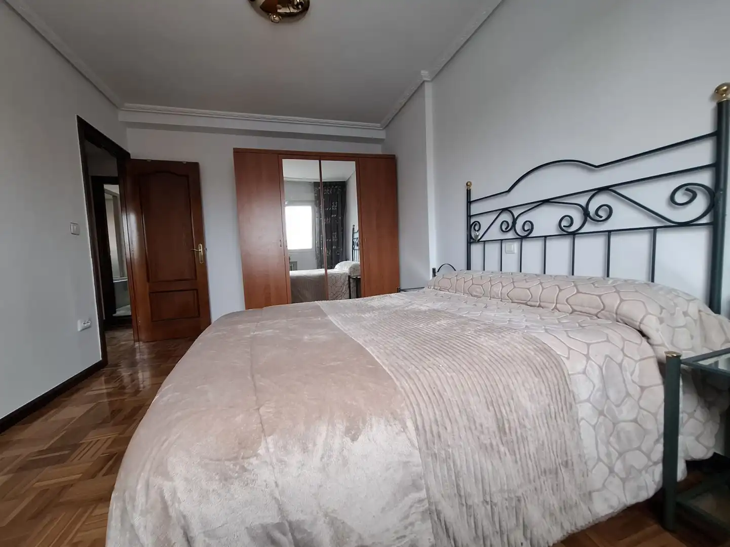 Schlafzimmer von Wohnung zur Miete in Gijón  mit Heizung und Parkett