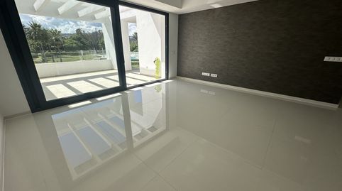 Foto 3 de Pis en venda a Avenida de las Golondrinas, 2, Atalaya - Isdabe, Estepona