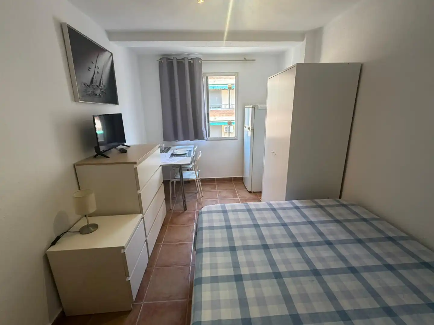 Habitación de Piso para compartir en Torrent con Amueblado, Horno y Lavadora