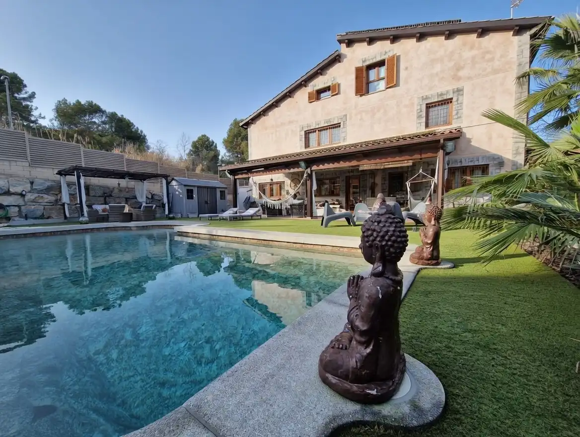 Casa con terraza en venta en Carrer dels Avellaners, imagen 5