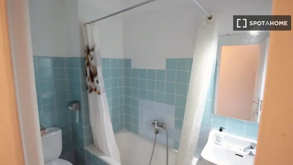 Bathroom of Flat for rent in Madrid  with Air Conditioner, Heating and Furnished