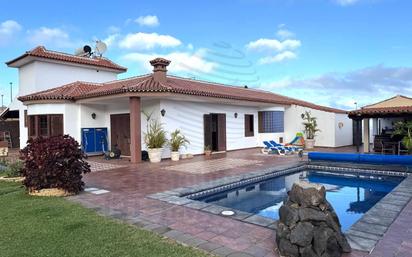 Vista exterior de Casa o xalet en venda en Puerto de la Cruz amb Jardí privat, Parquet i Terrassa