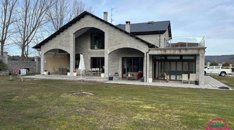 Magnífico chalet con 3000 m de finca. Con piscina climatizada y equipamiento de lujo.