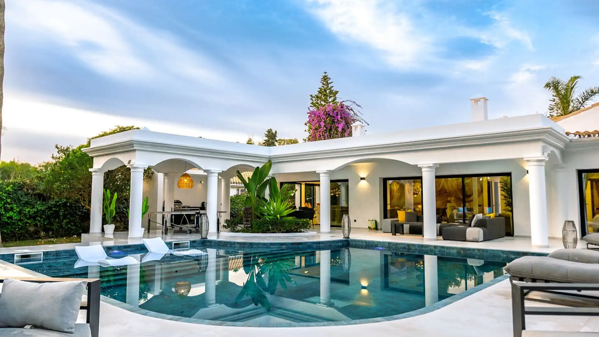 Swimming pool of Houses for rent in Estepona