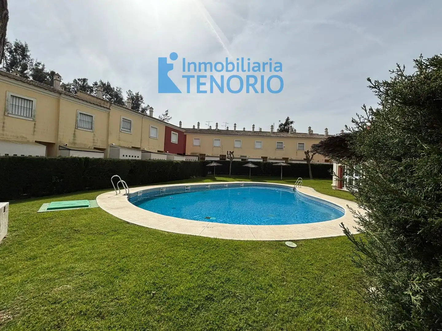 Piscina de Casa adosada en venta en Islantilla con Terraza, Trastero y Piscina comunitaria