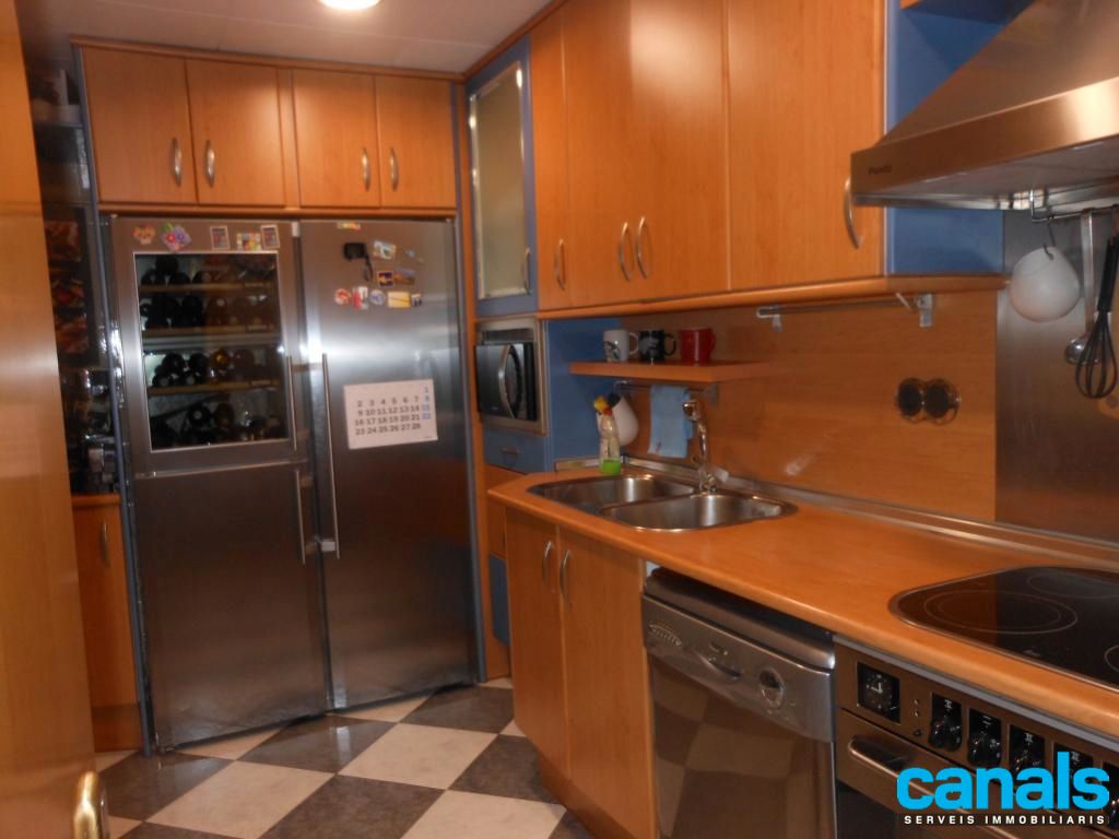 Cuina de Pis en venda en Cerdanyola del Vallès amb Aire condicionat, Calefacció i Parquet