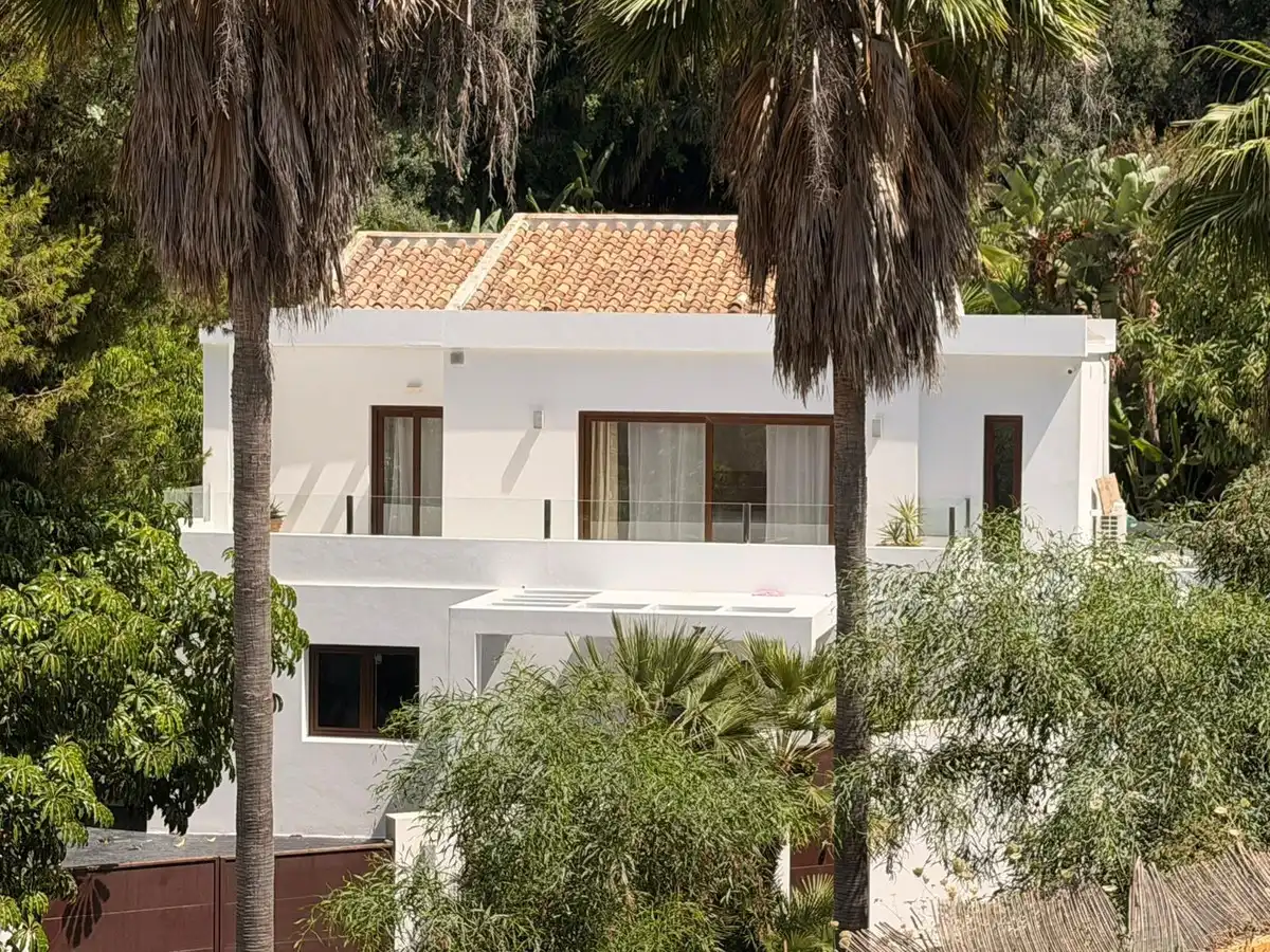 Vista exterior de Casa adosada en venda en Marbella amb Aire condicionat, Terrassa i Traster