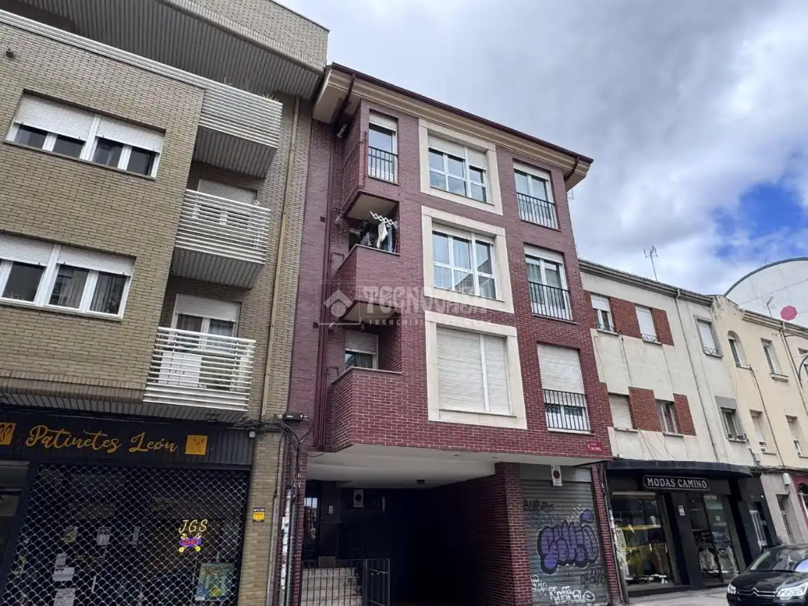 Exterior view of Flat for sale in León Capital   with Heating and Parquet flooring