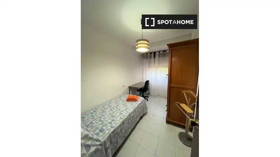 Bedroom of Flat for share in Ciudad Jardín - Tagarete - El Zapillo