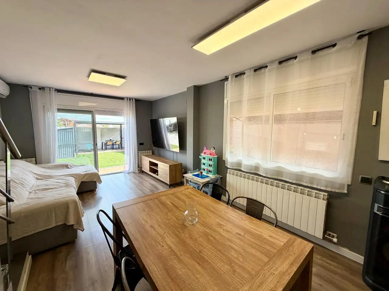 Comedor de Casa adosada en venta en Montcada i Reixac con Aire acondicionado, Calefacción y Jardín privado