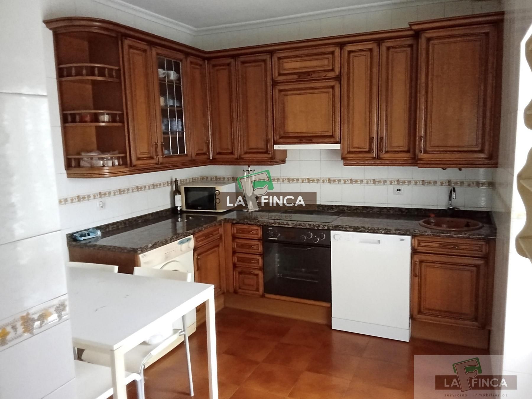 Cuina de Pis en venda en Oviedo  amb Calefacció i Moblat