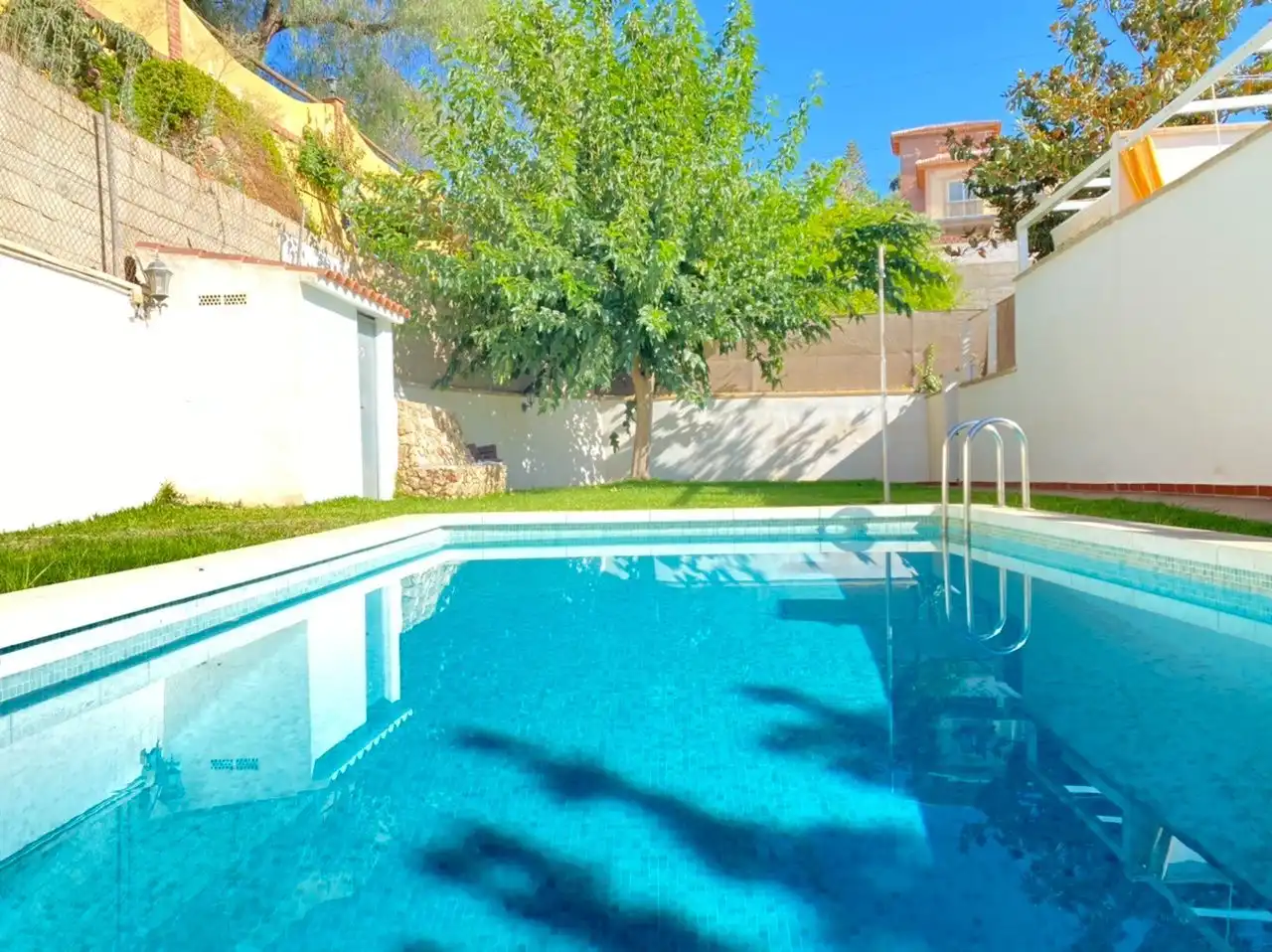 Piscina de Casa o chalet en venta en Torrox con Aire acondicionado, Calefacción y Jardín privado
