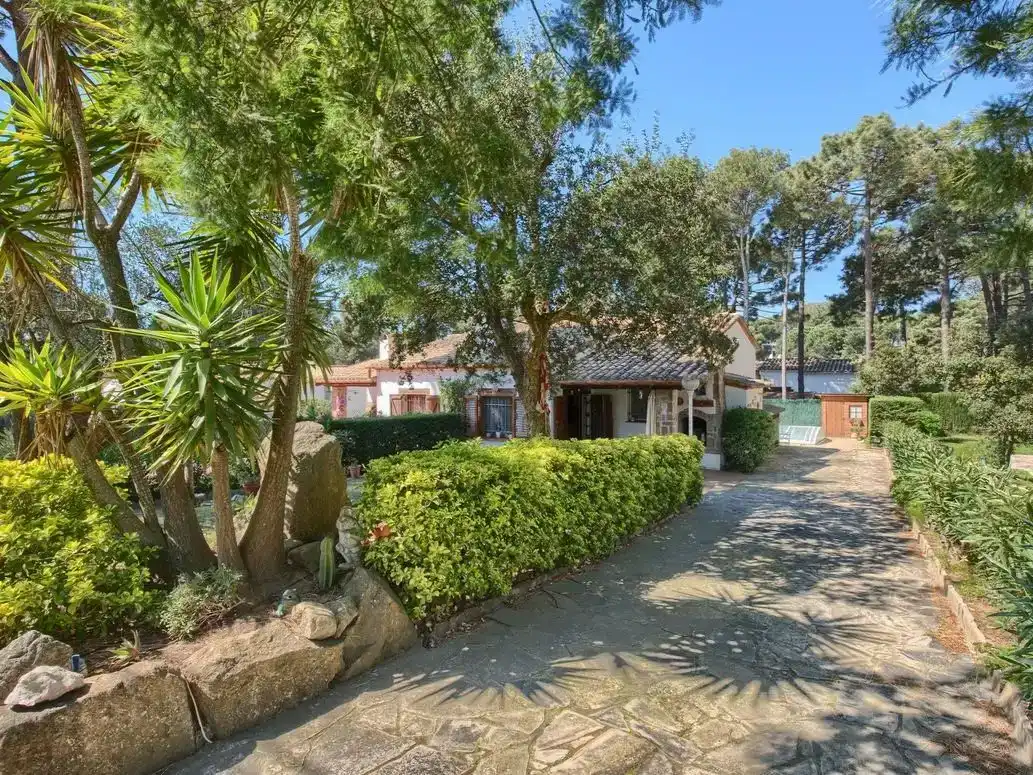 Vista exterior de Pis de lloguer en Begur amb Aire condicionat, Jardí privat i Traster