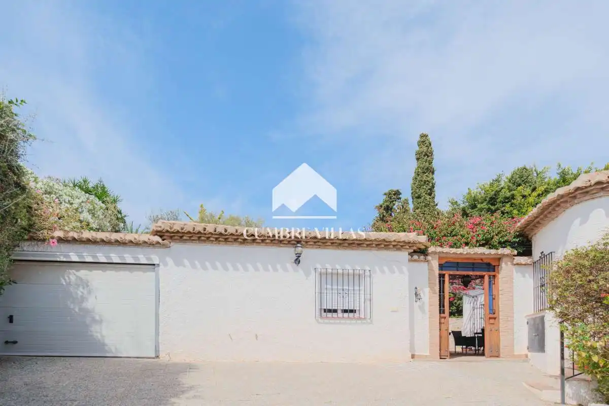 Vista exterior de Casa o xalet en venda en Salobreña amb Jardí privat, Terrassa i Piscina comunitària