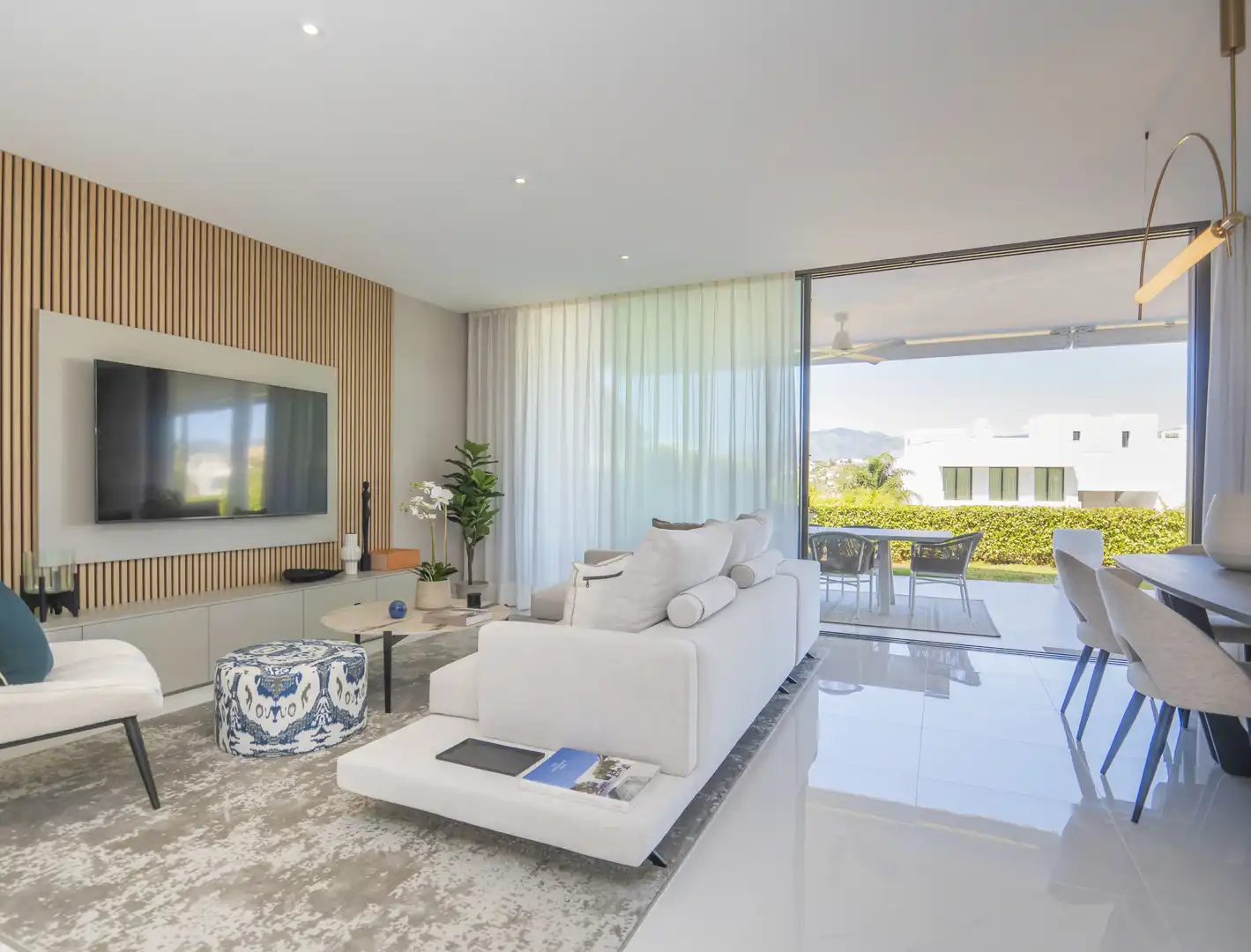 Sala d'estar de Apartament en venda en Estepona amb Aire condicionat, Jardí privat i Traster
