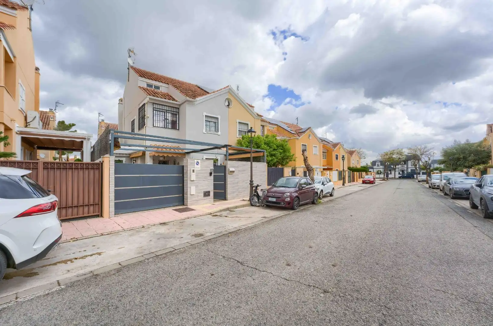 Vista exterior de Casa adosada en venta en Espartinas con Aire acondicionado, Parquet y Terraza