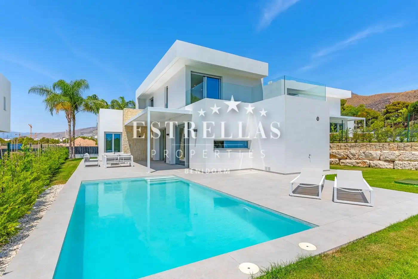 Chalet con piscina en venta en Golf Bahía