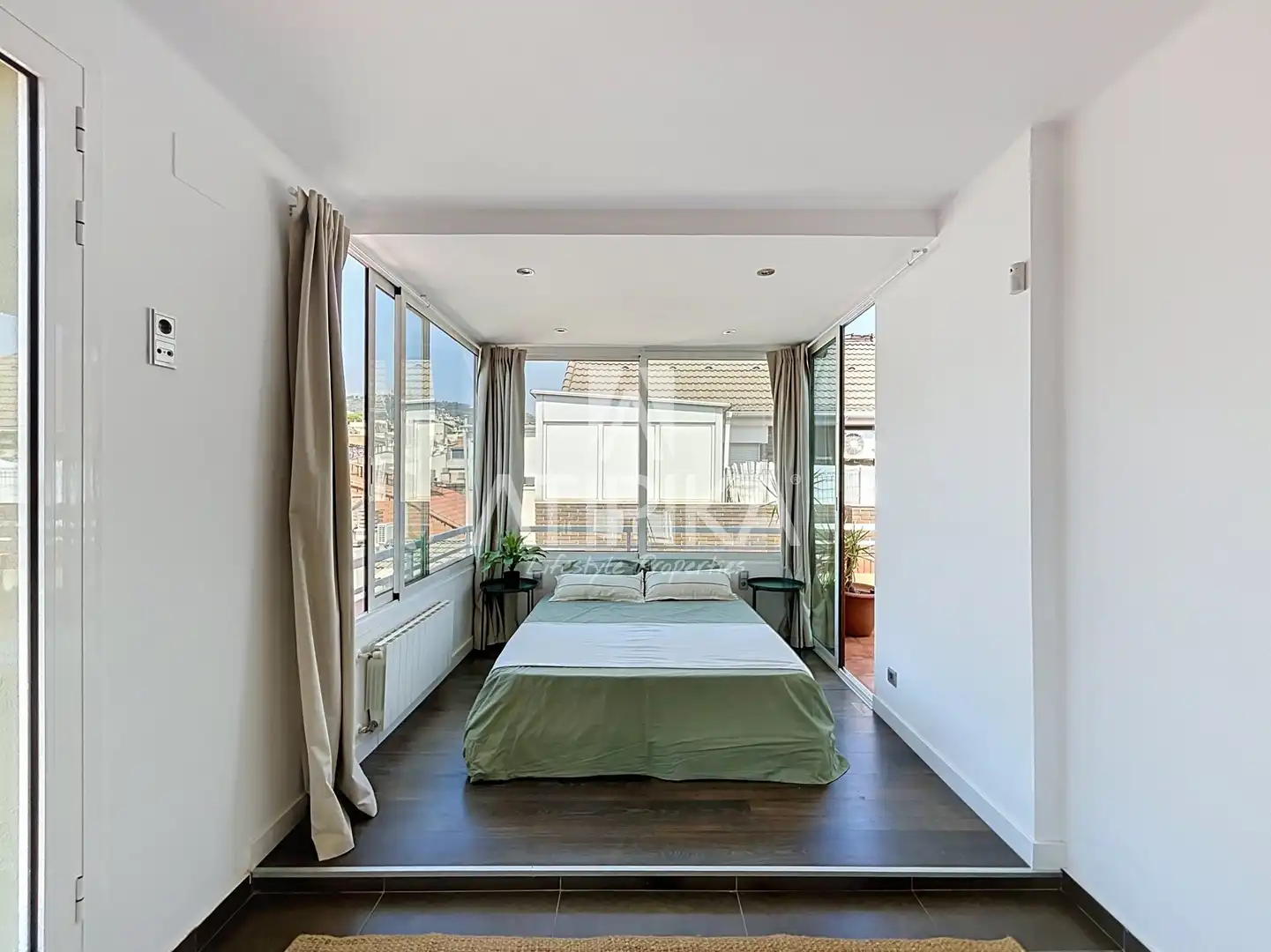 Schlafzimmer von Dachboden zur Miete in Barcelona mit Klimaanlage, Heizung und Terrasse