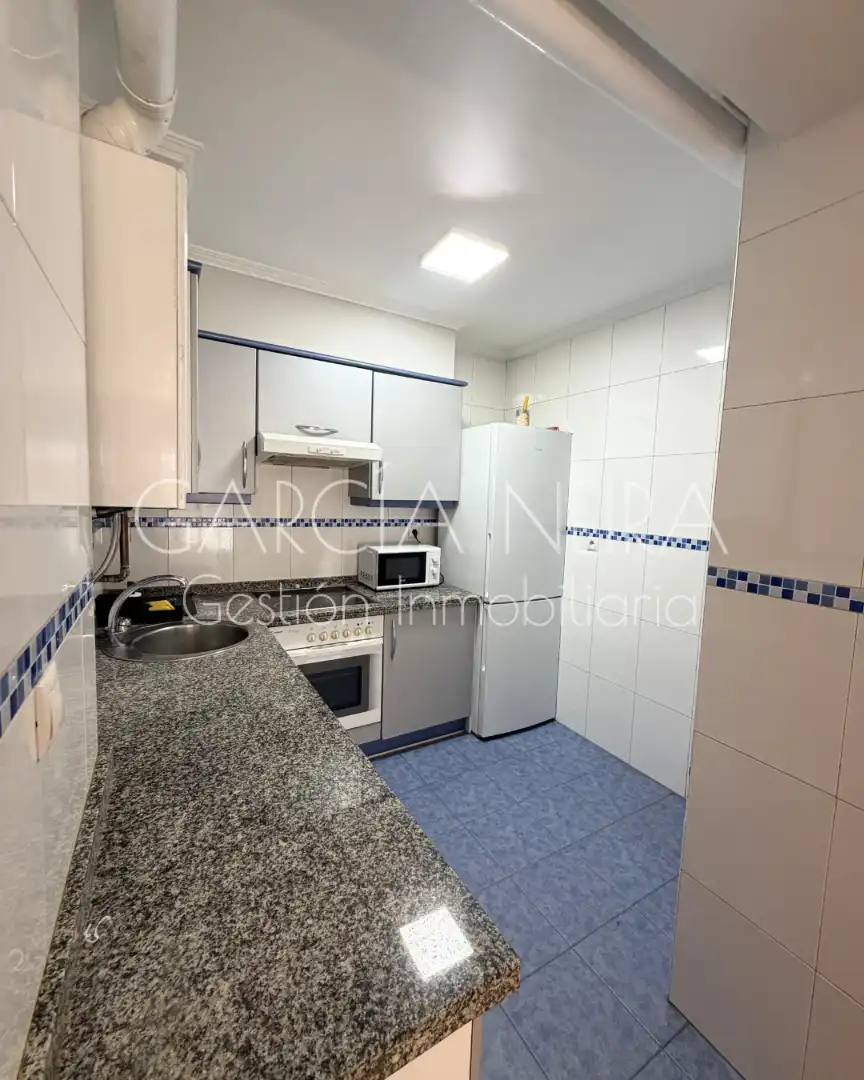 Cuina de Pis en venda en Oviedo  amb Calefacció, Parquet i Moblat
