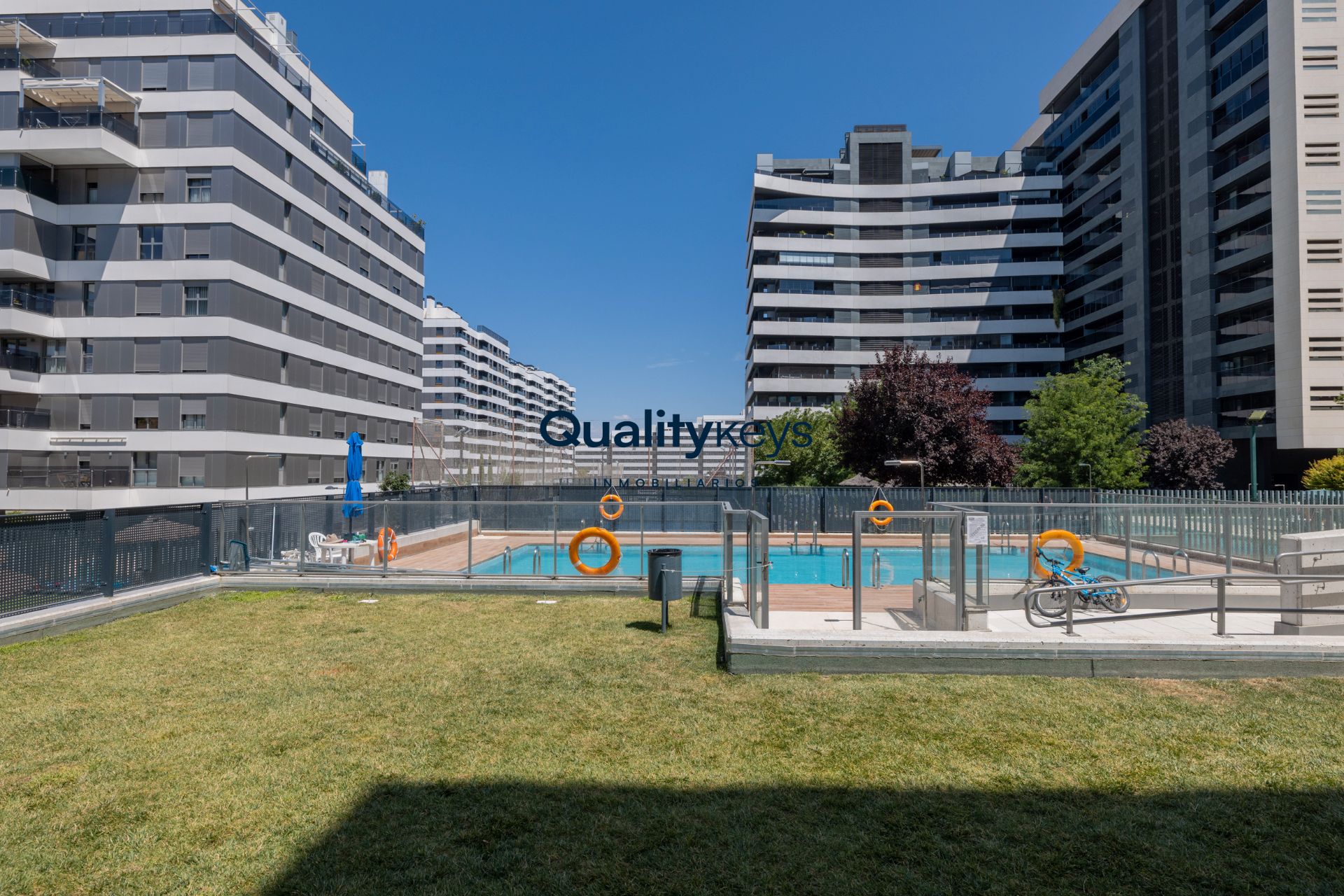 Swimming pool of Flat for sale in  Madrid Capital  with Air Conditioner, Heating and Parquet flooring
