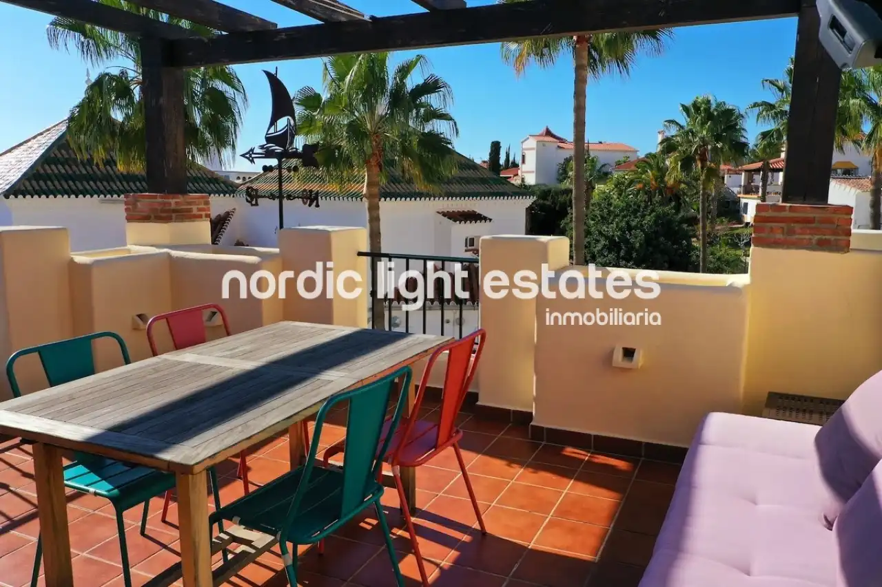 Vista exterior de Casa o chalet en venta en Nerja con Terraza, Piscina y Amueblado