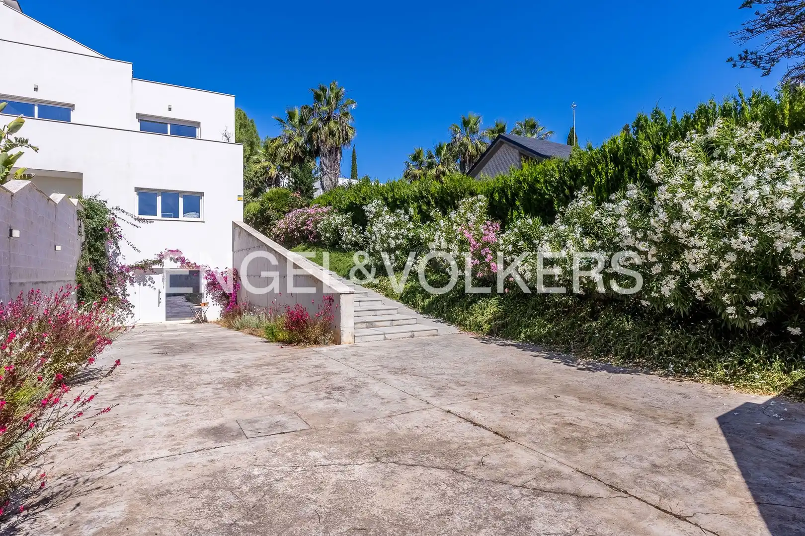 Vista exterior de Casa o xalet en venda en Tomares amb Aire condicionat, Calefacció i Jardí privat