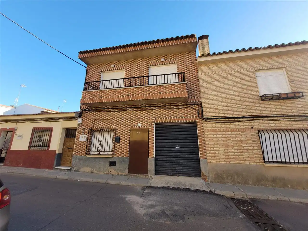 Vista exterior de Casa adosada en venda en Los Navalmorales amb Terrassa