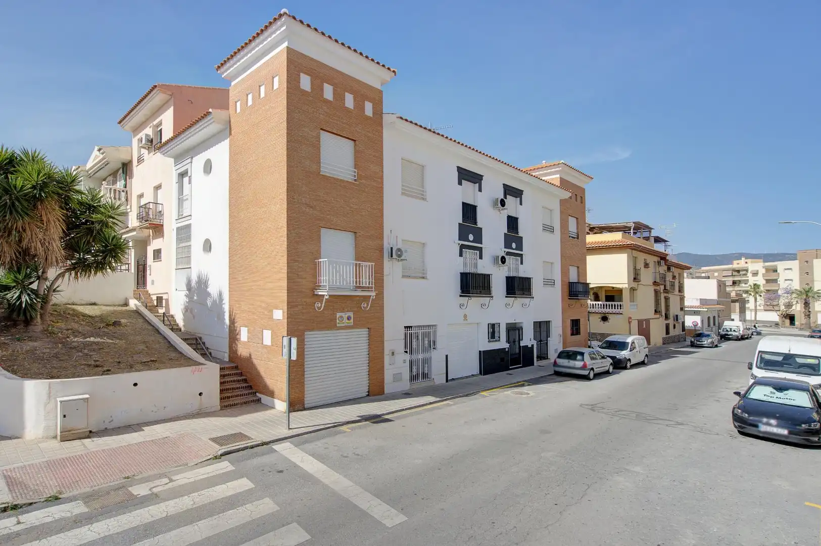 Vista exterior de Casa o xalet en venda en Motril amb Aire condicionat i Balcó